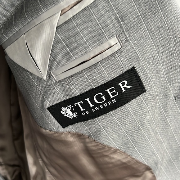 Tiger of Sweden Suit Size 36R - Picture 3 of 4